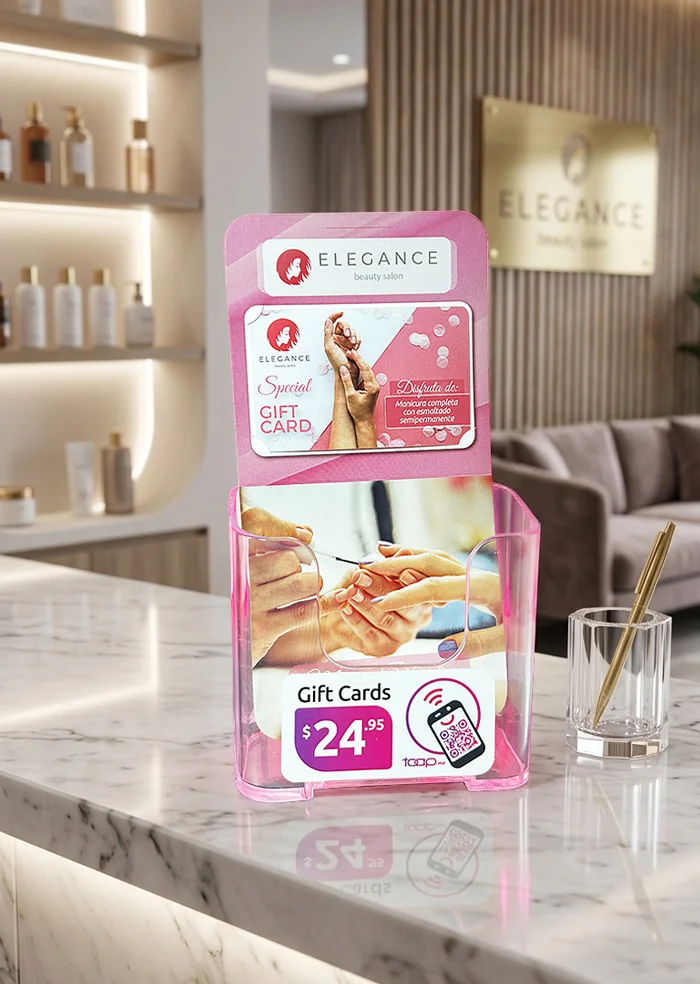 Stand de acrílico con gift cards taap en la recepción de un salón de belleza