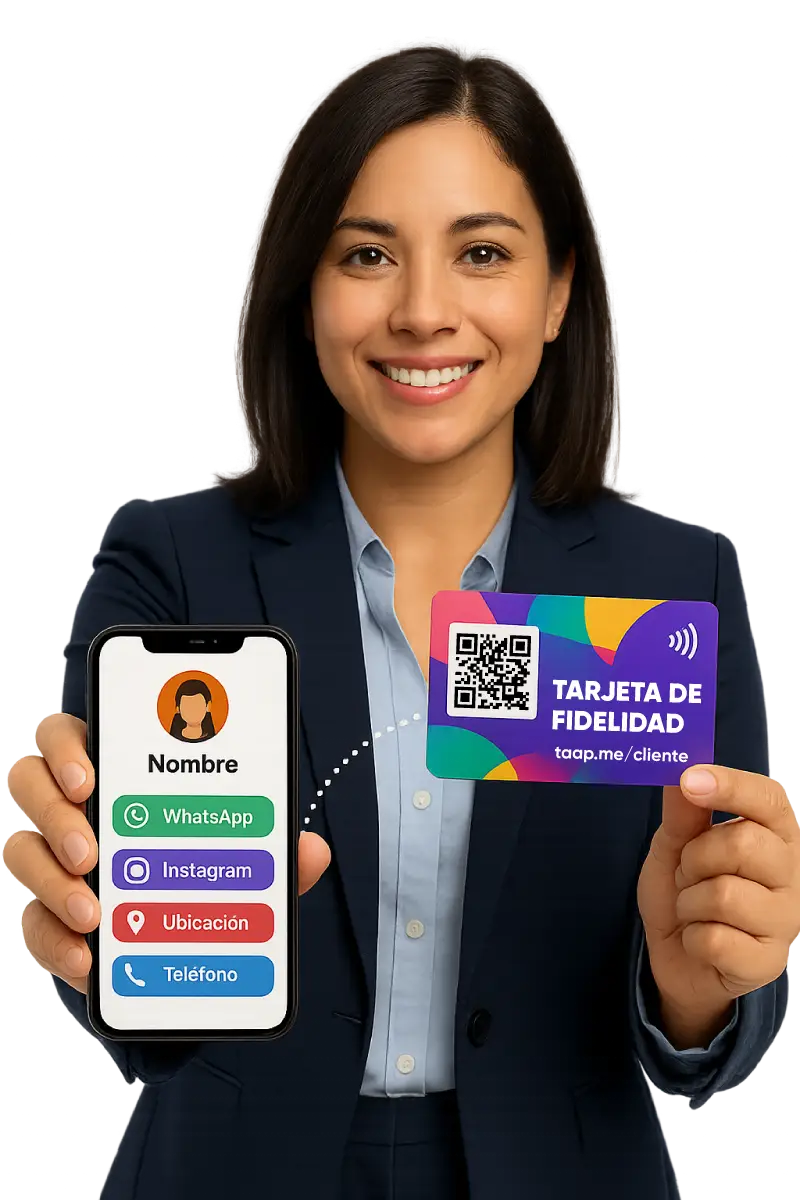 Clienta muestra su tarjeta de lealtad taap.cards y su versión digital en el celular